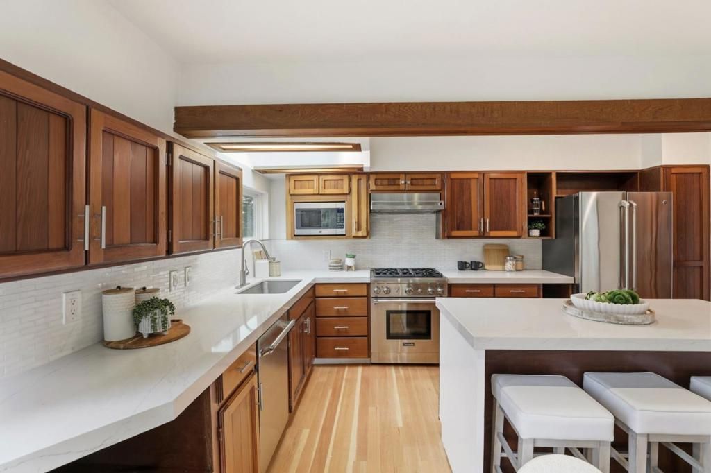 Image 26 of property listing at 16 Tynan Way, Portola Valley, CA 94028