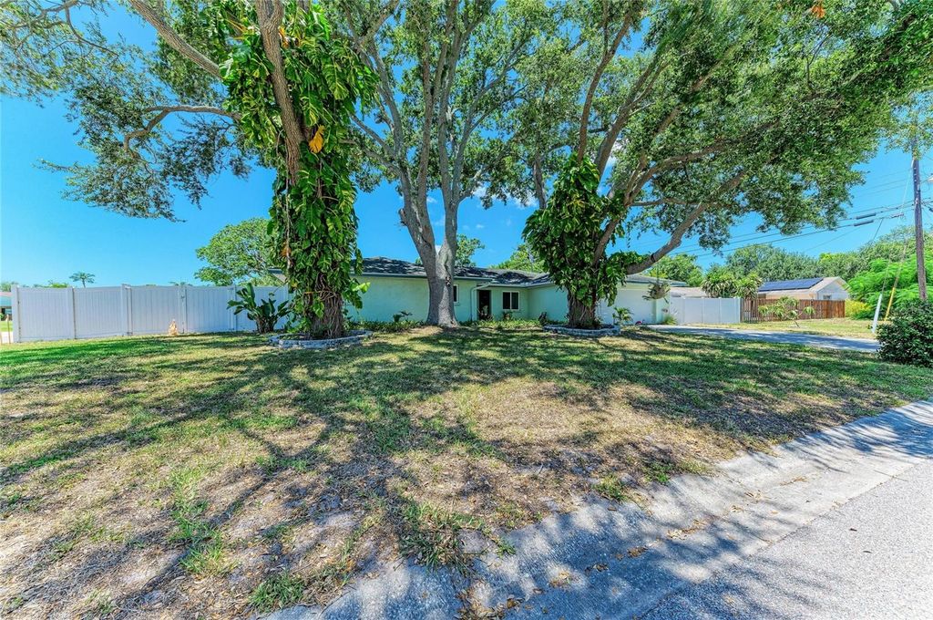 Image 4 of property listing at 2120 47TH STREET PL W, Bradenton, FL 34209