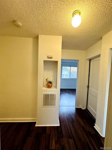 2091 Buckingham Avenue, Berkley, MI 48072