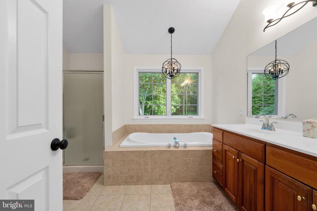 100 PINE TREE DR, Honey Brook, PA 19344