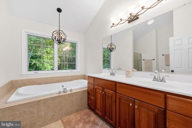 100 PINE TREE DR, Honey Brook, PA 19344