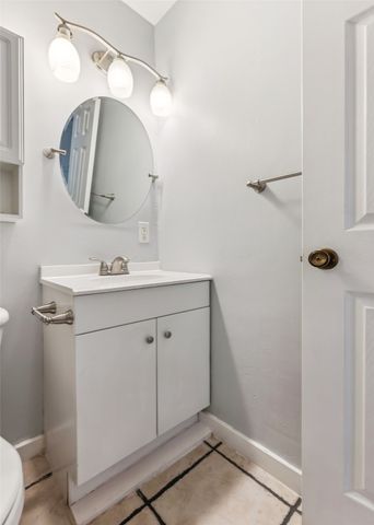6004 Springwood Drive, Arlington, TX 76001