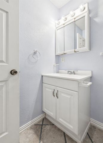 6004 Springwood Drive, Arlington, TX 76001