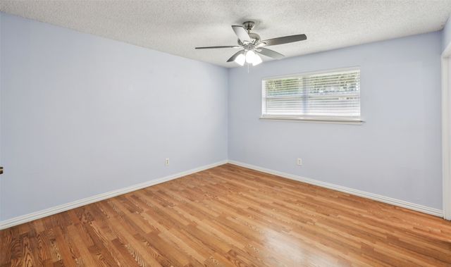 6004 Springwood Drive, Arlington, TX 76001