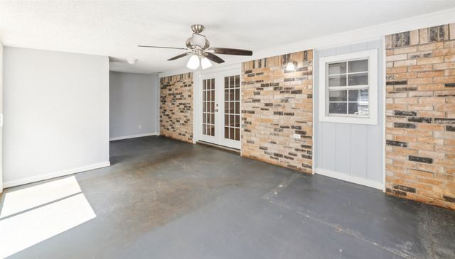 6004 Springwood Drive, Arlington, TX 76001