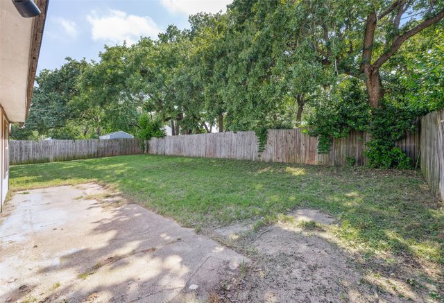 6004 Springwood Drive, Arlington, TX 76001