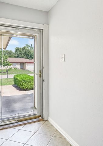 6004 Springwood Drive, Arlington, TX 76001