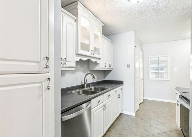 6004 Springwood Drive, Arlington, TX 76001