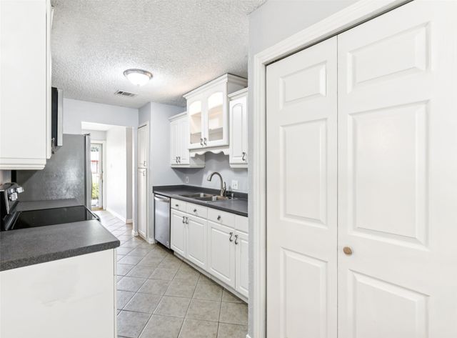 6004 Springwood Drive, Arlington, TX 76001