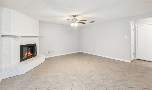 6004 Springwood Drive, Arlington, TX 76001