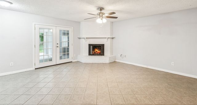 6004 Springwood Drive, Arlington, TX 76001