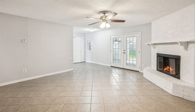 6004 Springwood Drive, Arlington, TX 76001