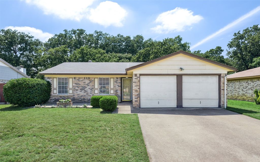 6004 Springwood Drive, Arlington, TX 76001