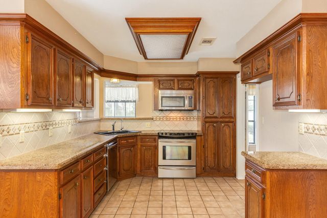 212 Any Way Street, Lake Jackson, TX 77566