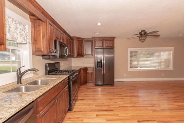 800 N Elm Street, Pierce City, MO 65723