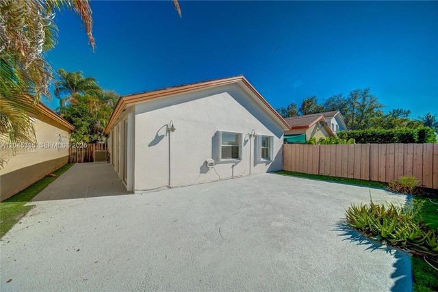 2924 NW 99th Place, Doral, FL 33172