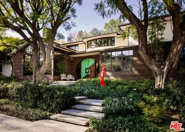 16001 Woodvale Road, Encino, CA 91436