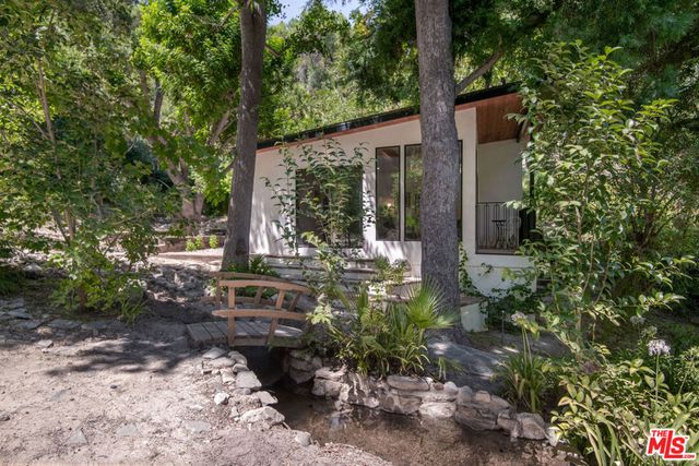 16001 Woodvale Road, Encino, CA 91436