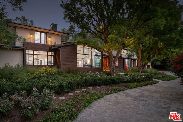 16001 Woodvale Road, Encino, CA 91436