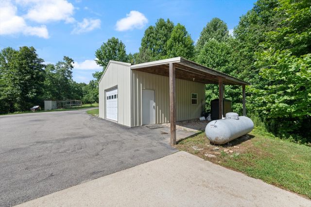 226 Walton Rd, Hampshire, TN 38461