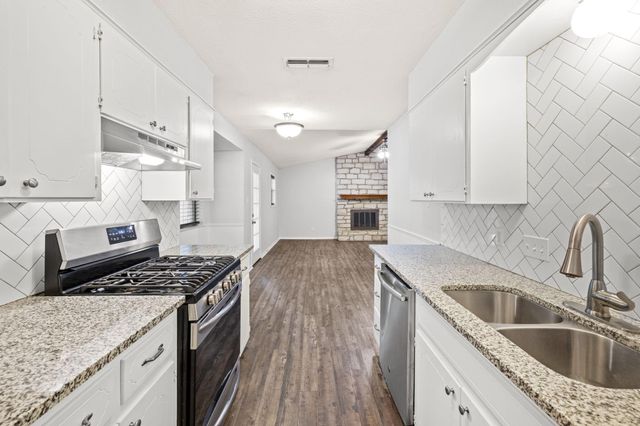 2204 Donna DR, Taylor, TX 76574