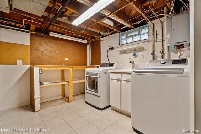 1330 N Oak Street, Rochester, MI 48307