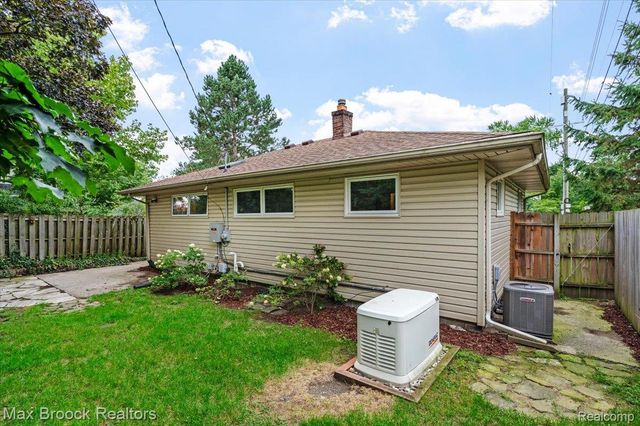 1330 N Oak Street, Rochester, MI 48307
