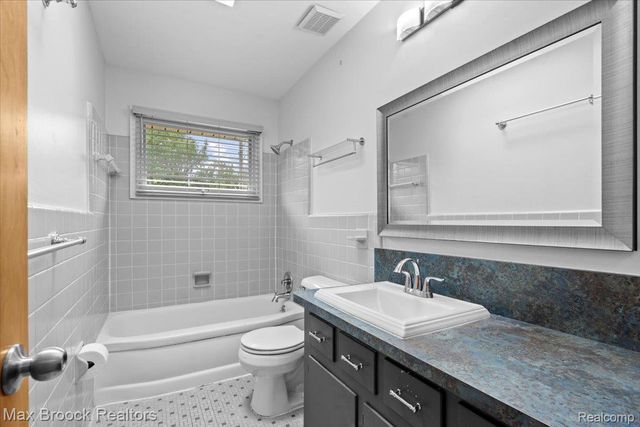 1330 N Oak Street, Rochester, MI 48307