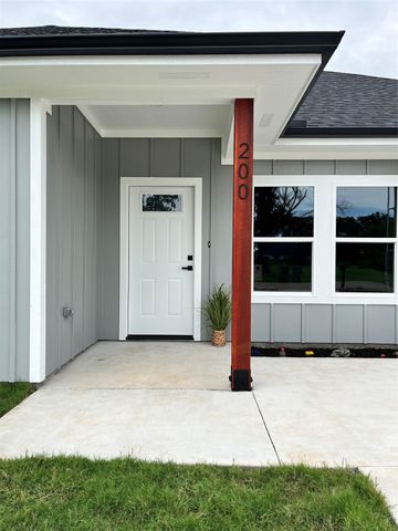200 Garfield Street, Mcgregor, TX 76657