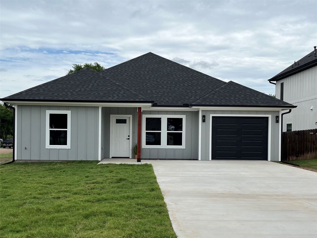 200 Garfield Street, Mcgregor, TX 76657
