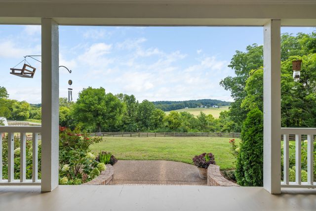 1307 Mooresville Rd, Culleoka, TN 38451