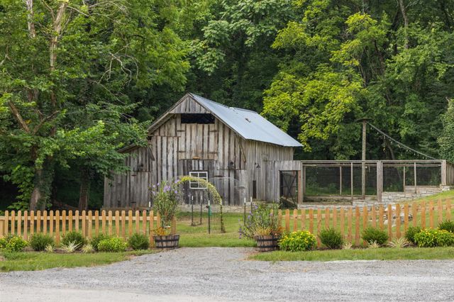 1307 Mooresville Rd, Culleoka, TN 38451