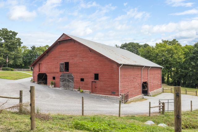 1307 Mooresville Rd, Culleoka, TN 38451