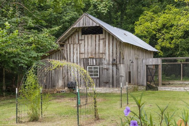 1307 Mooresville Rd, Culleoka, TN 38451