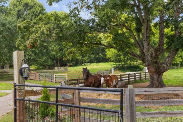 1307 Mooresville Rd, Culleoka, TN 38451