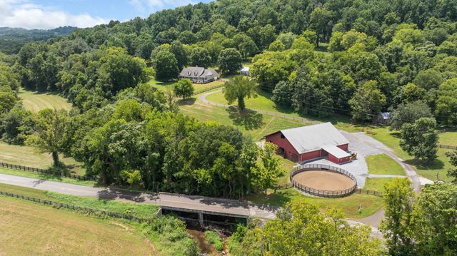 1307 Mooresville Rd, Culleoka, TN 38451