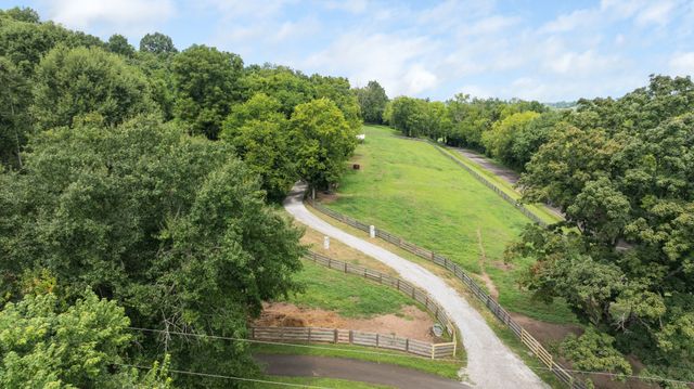 1307 Mooresville Rd, Culleoka, TN 38451