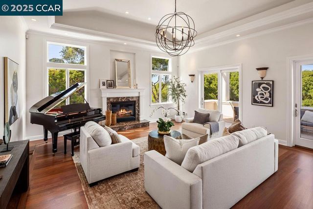 128 Oak Rd, Orinda, CA 94563