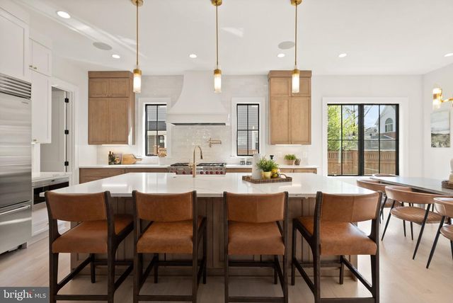 802 N EDGEWOOD ST, Arlington, VA 22201