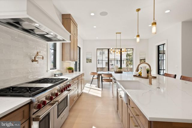 802 N EDGEWOOD ST, Arlington, VA 22201