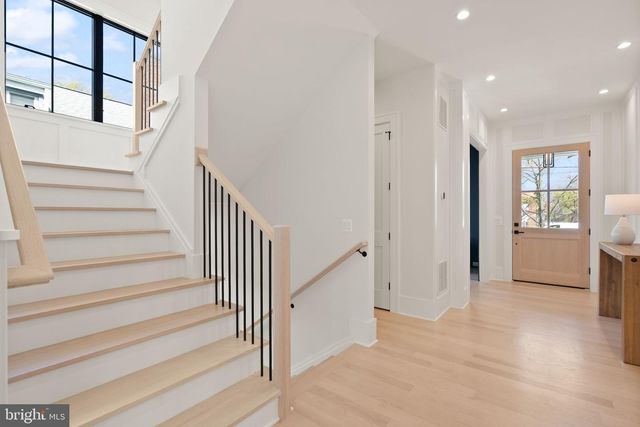 802 N EDGEWOOD ST, Arlington, VA 22201