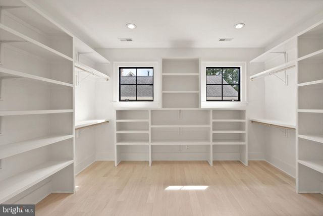 802 N EDGEWOOD ST, Arlington, VA 22201