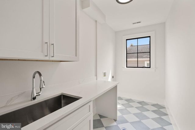 802 N EDGEWOOD ST, Arlington, VA 22201