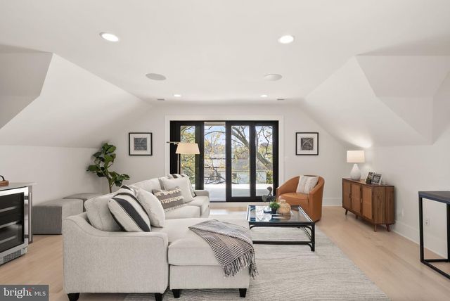 802 N EDGEWOOD ST, Arlington, VA 22201