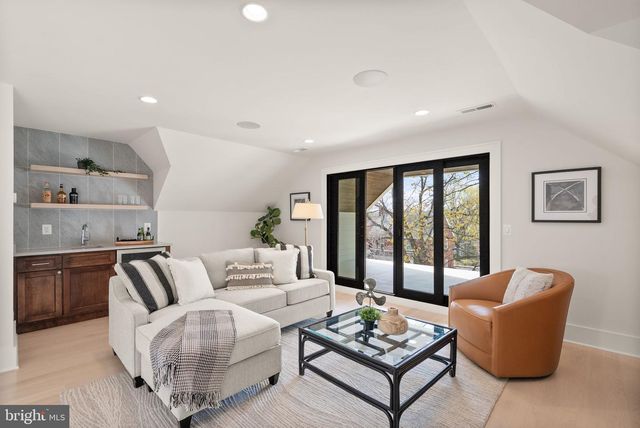 802 N EDGEWOOD ST, Arlington, VA 22201