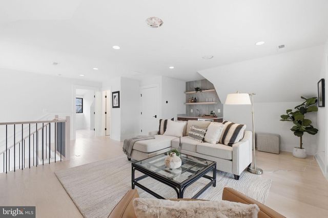 802 N EDGEWOOD ST, Arlington, VA 22201