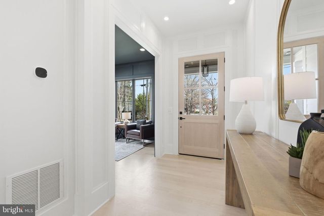 802 N EDGEWOOD ST, Arlington, VA 22201