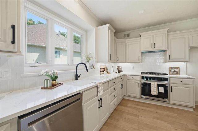2634 SW Wintervalley Drive, Lee's Summit, MO 64081