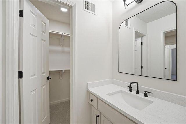 2634 SW Wintervalley Drive, Lee's Summit, MO 64081