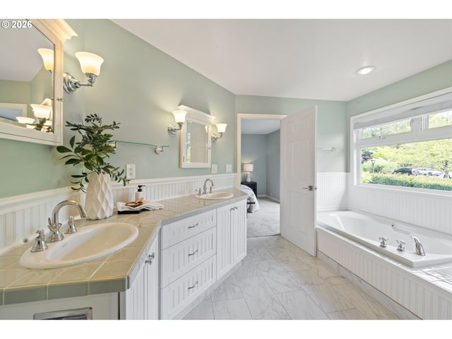 13721 REGENCY Ct, Lake Oswego, OR 97035